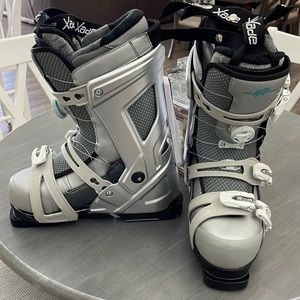 LIKE NEW!!! Apex Blanca Ski Boots - Women’s 27 Mondo (US 9)